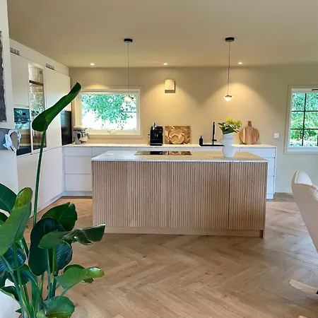 Cozy House With Lovely Patio Σαντεφιόρδ